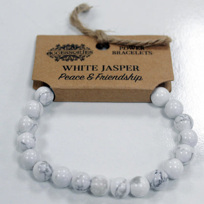 Pulsera brazalete piedras blancas de jaspe blanco con etiqueta de cartón para colgar en expositor