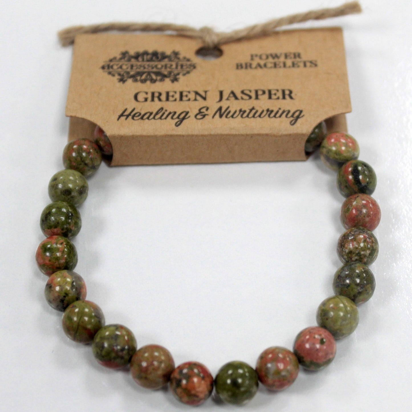 Pulsera brazalete de piedras verdosas de jaspe verde con etiqueta de cartón para colgar en expositor