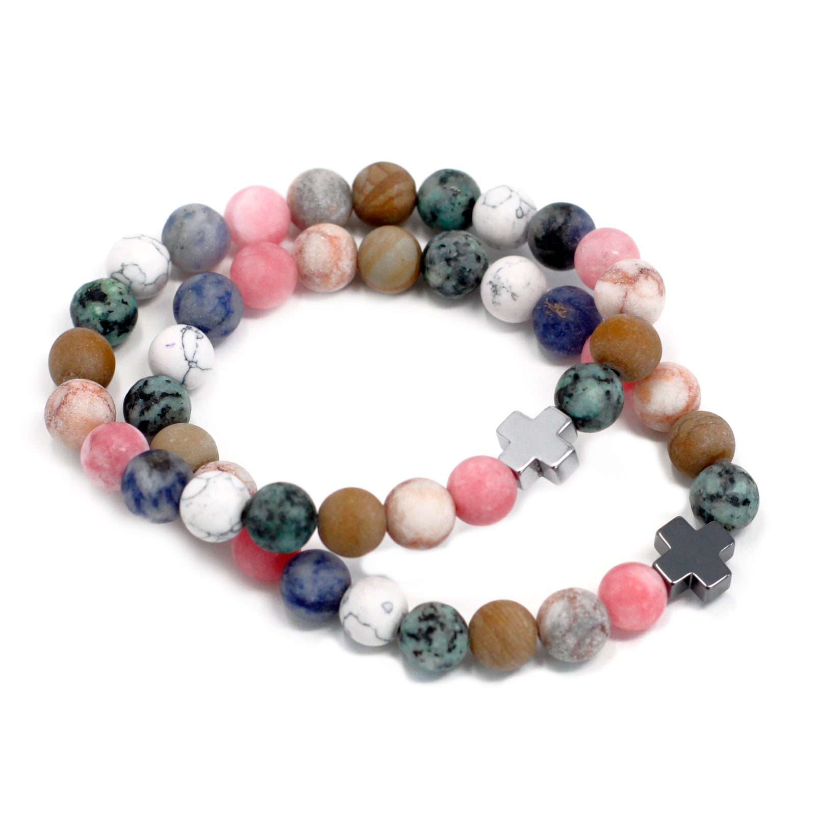 Una pulsera de piedras preciosas de colores variados con una cruz plateada