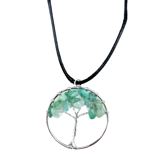 Collar con dije en forma de árbol de la vida plateado adornado con piedras de jade turquesas que simulan ser las hojas