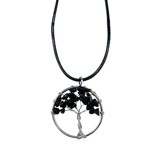 Collar con dije en forma de árbol de la vida plateado adornado con piedras negras de ágata negra que simulan ser las hojas