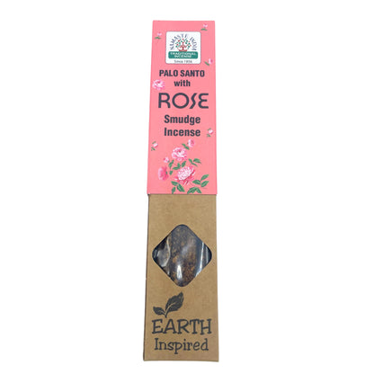 Paquete de incienso de Palo Santo con rosas en paquete de color rosa y un sello que dice inspirado en la tierra